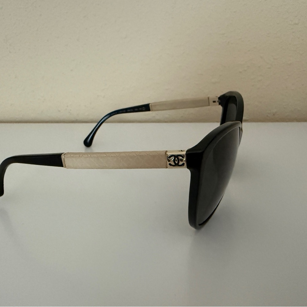 CHANEL Black Sunglasses with CC Temples - Picture 6 of 11